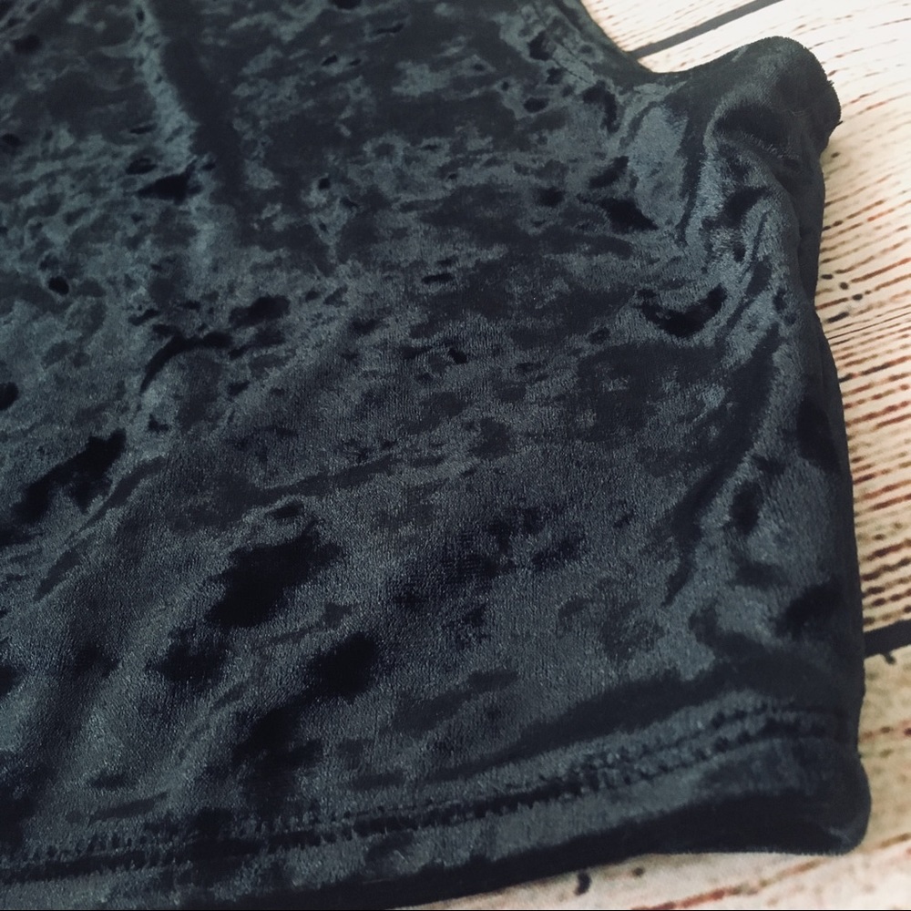🆕 F21 Crushed Velvet Navy Crop Top - Picture 3 of 8